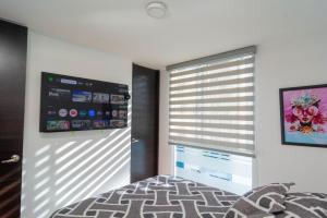 a bedroom with a window with blinds at Ubicación Privilegiada Torre 2 in Armenia