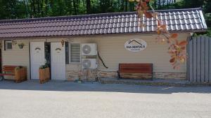 a building with a bench and a sign on it at Studio kamadeva in Deva