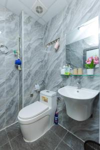 a bathroom with a toilet and a sink at Gấu Studio Ngoại Giao Đoàn in Hanoi +17 photos