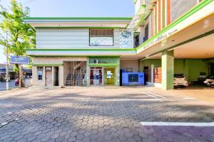 an empty parking lot in front of a building at Abbas Syariah Hotel near Menara Kudus Mitra RedDoorz in Kudus