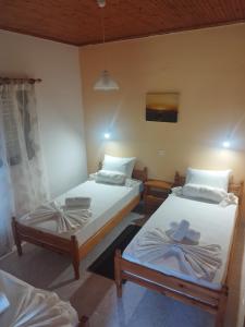 two beds in a room with twothirdsessions at Takis Haikos House two minutes walk to the beach Peroulia in Vounaria