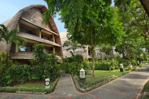 een gebouw met een loopbrug ervoor bij Mercure Resort Sanur in Sanur