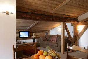 - un salon avec un canapé et une table avec des fruits dans l'établissement La Grange De L'Aiguille, à Chamonix-Mont-Blanc
