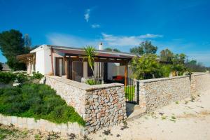 una casa con un muro di pietra di Azienda Agrituristica Scalelle a Otranto