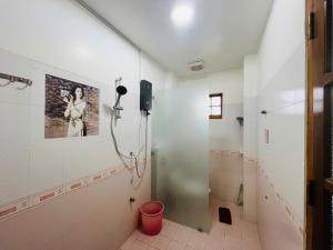 a bathroom with a shower and a bucket at Hạnh Homestay in Thôn Trị Thủy
