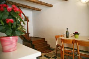 ein Esszimmer mit einem Tisch und einer Flasche Wein in der Unterkunft Holiday Home Troštova Kuća in Pazin