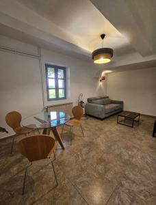 a living room with a table and chairs and a couch at Ecrin au milieu des vignes in Uchaux