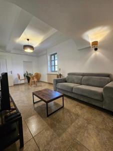 a living room with a couch and a coffee table at Ecrin au milieu des vignes in Uchaux
