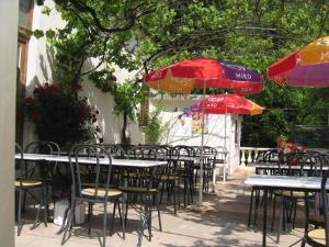 Un restaurante o sitio para comer en Chambres d'Hôtes Le Terminus