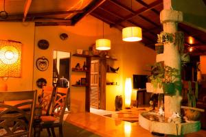 - un salon avec deux lampes, une table et des chaises dans l'établissement Khaolak Relax Eco Resort, à Khao Lak
