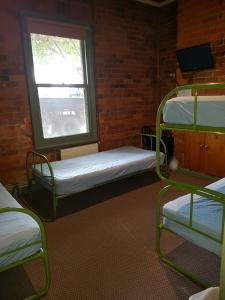 a room with two bunk beds and a window at Mansfield Travellers Lodge in Mansfield