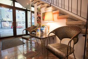 a table with chairs and a lamp in a room at Centro Hotel Goya Wolfsburg, Trademark Collection by Wyndham in Wolfsburg