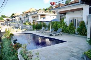 สระว่ายน้ำที่อยู่ใกล้ ๆ หรือใน Ortha's Villa Amed