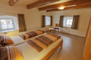 1 dormitorio grande con 2 camas en una habitación con ventanas en Ferienhaus Wimbauer, en Nennslingen