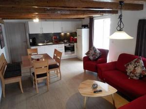 sala de estar con sofá rojo y mesa en Ferienhaus Wimbauer, en Nennslingen