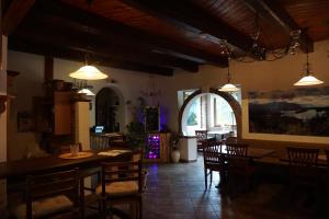 Karawanken Lodge餐厅或其他用餐的地方