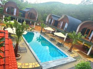 an image of a resort with a swimming pool at Green Valley Retreat in Phong Nha