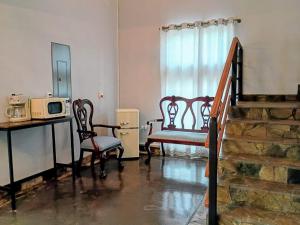 a living room with two chairs and a microwave at Casa Kanaph Reynosa 1 in Reynosa