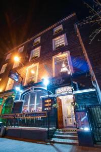 un edificio con luces en la parte delantera en The Old Bank Town House, en Kinsale