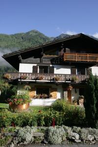 dom z balkonem i kwiatami w obiekcie La Grange De L'Aiguille w Chamonix-Mont-Blanc