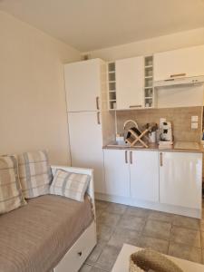 a living room with a couch and a kitchen at Sanary Soleil et Douceur V in Sanary-sur-Mer