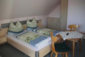 マリアプファルにあるStöffeigutのベッドルーム1室(ベッド1台、テーブル、椅子付)