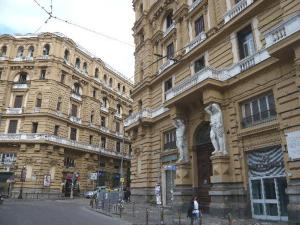 ナポリにあるCarol Houseの通り隣の大きな石造りの建物2棟
