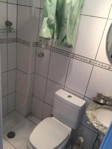 Apartamento Astúrias 2 Dorms Ar Cond tesisinde bir banyo