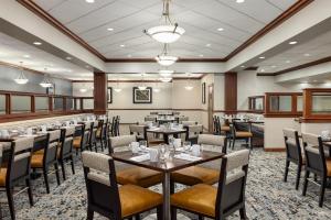 a restaurant with tables and chairs in a room at DoubleTree by Hilton Pittsburgh-Green Tree in Pittsburgh