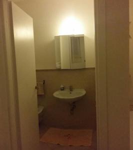 uma casa de banho com um lavatório e um WC em Monolocale Lori em Montefalco