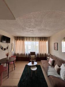 a living room with a couch and a table at Casa Bohemia in Ciudad Guzmán