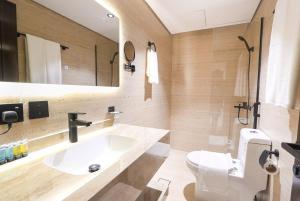 a bathroom with a sink and a toilet and a mirror at فندق سويتس لاين in Medina