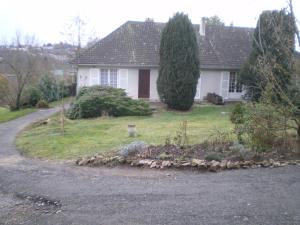 ein weißes Haus mit einem Garten davor in der Unterkunft Chambres d'Hôtes à la Fontanille in Panazol