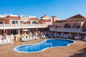 a view of a resort with a swimming pool at Ap Esmeralda in Caleta De Fuste