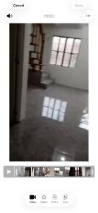 Blick in ein Zimmer mit Fernsehbildschirm und Fenstern in der Unterkunft Zaragosa in Bulakan