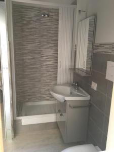 a bathroom with a sink and a bath tub with a mirror at Casa Vacanze Le Ginestre in Caltanissetta +11 photos
