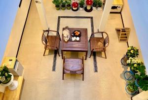 an overhead view of a table with a cat on it at 璞宿清居民宿 in Xi'an