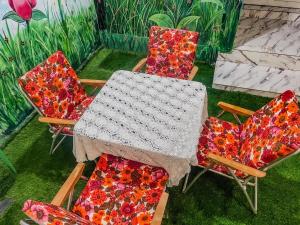 a table and four chairs with flowers on them at Wiwi Appartement in Kinshasa