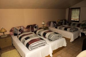 Un pat sau paturi într-o cameră la Caruso Pension und Pizzeria