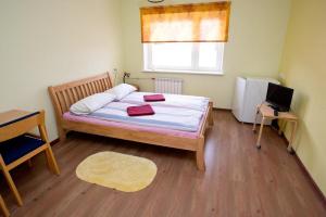 1 dormitorio con cama, escritorio y ordenador en Kadrina Spordikeskuse Hostel, en Kadrina