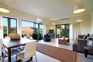 salon z kanapą i stołem w obiekcie Salobre Villas w mieście Salobre