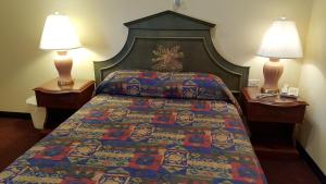 Un pat sau paturi într-o cameră la Atlantic Motel