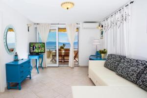 Televisyen dan/atau pusat hiburan di Apartments Plana, Zaostrog
