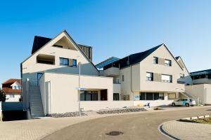 eine Gruppe von Häusern mit einem Auto, das vorne geparkt ist in der Unterkunft Braviscasa - Ferienresidenz Badnerstrasse Endingen in Endingen