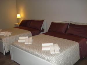 カターニアにあるCasa Vacanza Cleoのベッド2台が隣同士に設置された部屋です。