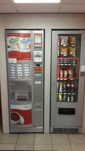 dos máquinas expendedoras con comida y bebida. en Premiere Classe Bayonne, en Bayona