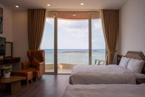 a hotel room with a view of the ocean at Mia Beach Hotel in Cù Lao Thu