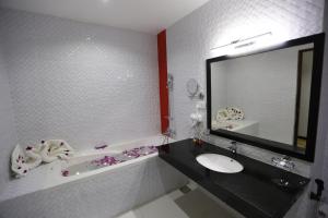 Un baño de Royal Kandyan Hotel