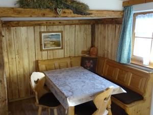 ein Esszimmer mit einem Tisch in einer Hütte in der Unterkunft Haus Mitterstang in Bischofswiesen + 32 Fotos