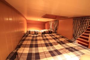 エンクホイゼンにあるDeo Annuenteの小さな部屋のベッド1台が備わるベッドルーム1室